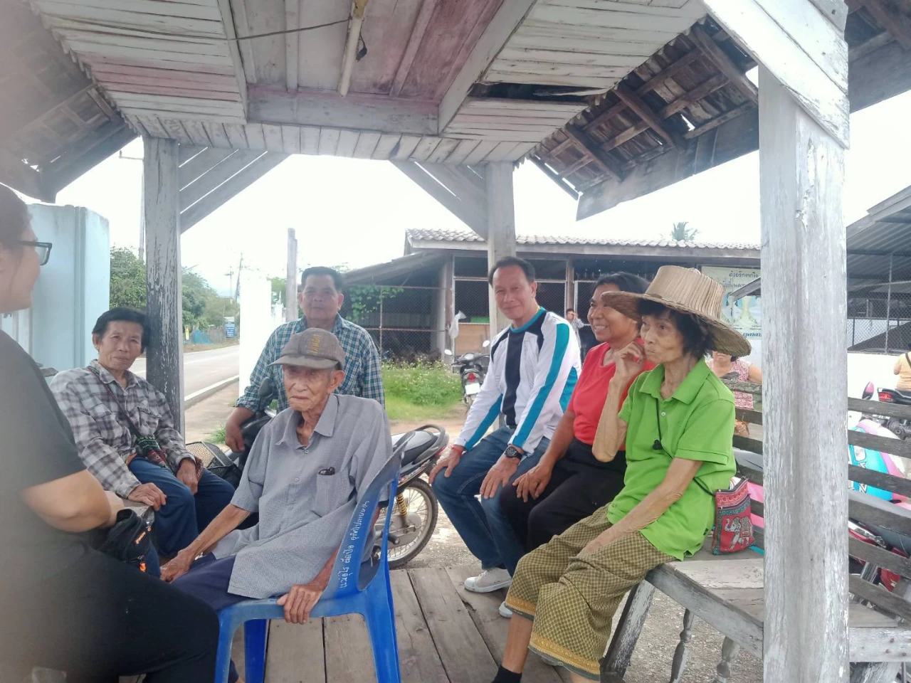 เทศบาลตำบลเขื่อนผากบริการจ่ายเบี้ยยังชีพผู้สูงอายุ คนพิการ และ ผู้ป่วยเอดส์ ประจำเดือน มิถุนายน พ.ศ.2569