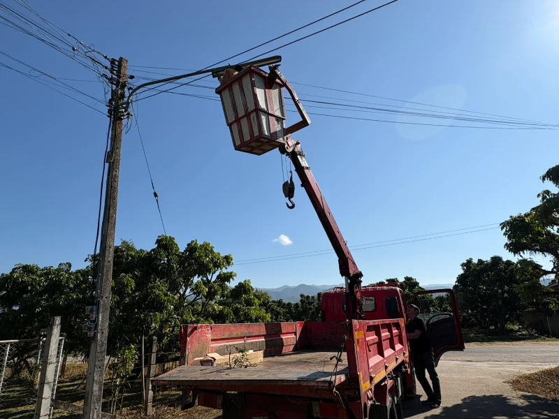 กองช่าง เทศบาลตำบลเขื่อนผาก ออกให้บริการซ่อมแซมไฟฟ้าสาธารณะ