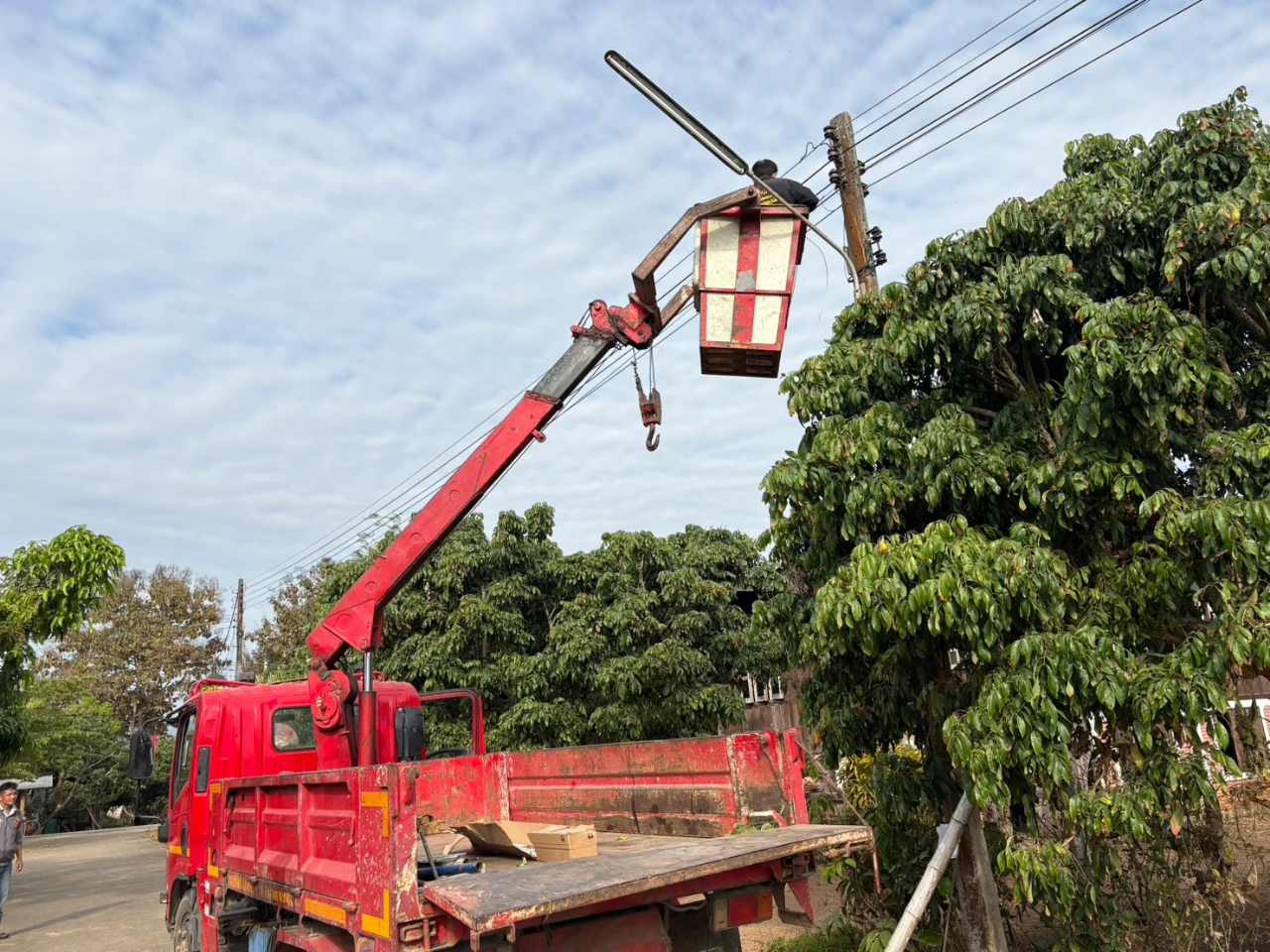 วันที่ 11 กุมภาพันธ์ 2569 ส่วนงานกองช่าง เทศบาลตำบลเขื่อนผาก ได้ออกให้บริการซ่อมแซมไฟฟ้าสาธารณะ หมู่ที่ 1 บ้านแพะพัฒนา และหมู่ที่ 10 บ้านม่วงหลวง รวมจำนวน 3 จุด