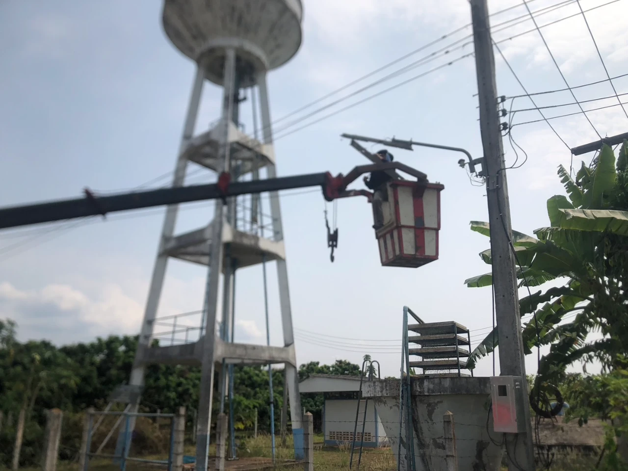 เทศบาลตำบลเขื่อนผาก ได้ออกให้บริการซ่อมแซมไฟฟ้าสาธารณะ