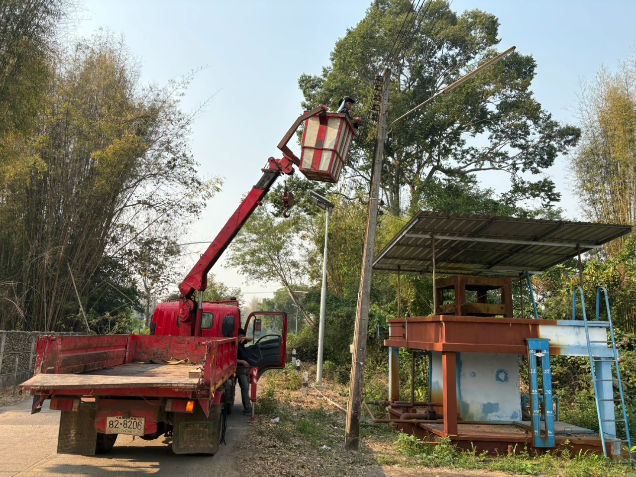 ออกให้บริการซ่อมแซมไฟฟ้าสาธารณะ หมู่ที่ 5 บ้านทรายมูลและหมู่ที่ 6 บ้านสหกรณ์แปลงสอง รวมจำนวน 4 จุด