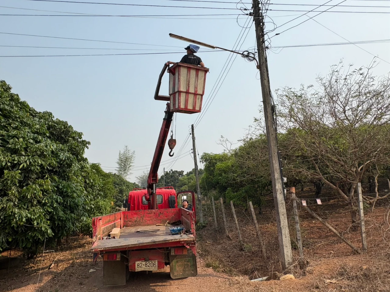 กองช่าง เทศบาลตำบลเขื่อนผาก ได้ออกให้บริการซ่อมแซมไฟฟ้าสาธารณะ