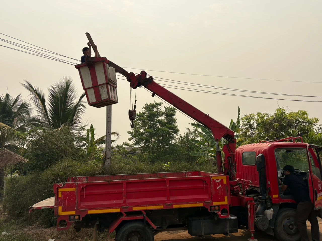 งานกองช่าง เทศบาลตำบลเขื่อนผาก ออกให้บริการซ่อมแซมไฟฟ้าสาธารณะ หมู่ที่ 3 บ้านห้วยบงเหนือ จำนวน 2 จุด