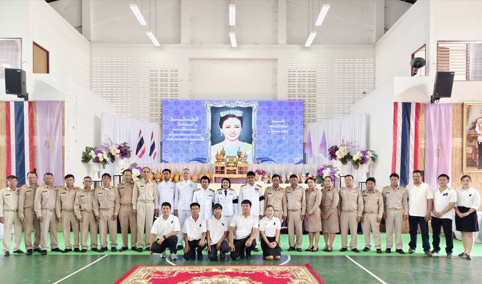 คณะผู้บริหาร และส่วนงานกองช่าง เทศบาลตำบลเขื่อนผากเข้าร่วมกิจกรรมเฉลิมพระเกียรติ เนื่องในโอกาสพระราชพิธีมหามงคล เฉลิมพระชนมพรรษา 4 รอบ สมเด็จพระนางเจ้าฯ พระบรมราชินี